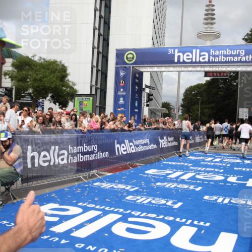 29.06.2025 - hella hamburg halbmarathon Michael Strokosch http://msf.ph/oto/8182385 29.06.2025 10:41:22 Ziel 1570, 4205, 4303, 5387, 6771, 6901, 7432, 9711, 10375, 12434, 13876, 16816, 17834, 18764 meine-sportfotos.de