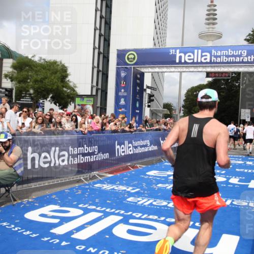 29.06.2025 - hella hamburg halbmarathon Michael Strokosch http://msf.ph/oto/8182401 29.06.2025 10:41:23 Ziel 1570, 4303, 5387, 6771, 6901, 7432, 9711, 10783, 12434, 13876, 16816, 18764 meine-sportfotos.de