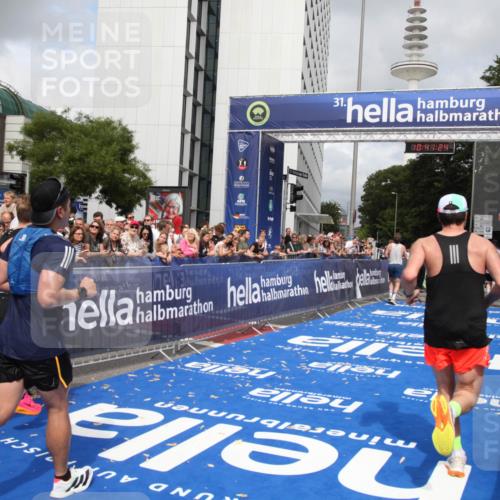 29.06.2025 - hella hamburg halbmarathon Michael Strokosch http://msf.ph/oto/8182435 29.06.2025 10:41:23 Ziel 1570, 4303, 5387, 6771, 6901, 7432, 9711, 10783, 12434, 13876, 16816, 18764 meine-sportfotos.de