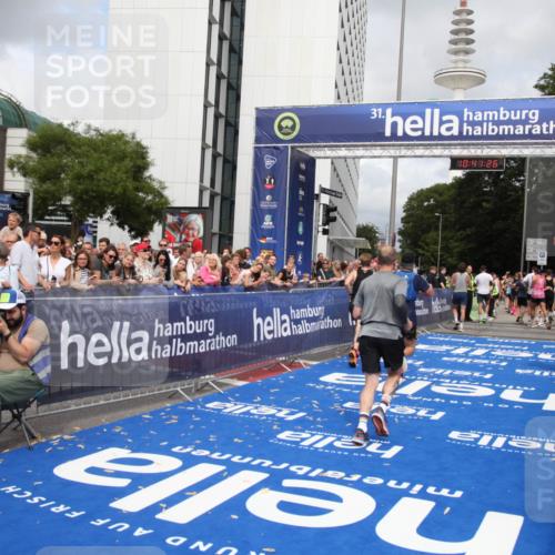 29.06.2025 - hella hamburg halbmarathon Michael Strokosch http://msf.ph/oto/8182463 29.06.2025 10:41:25 Ziel 1570, 4303, 6771, 7432, 10783, 13876, 16816, 18509, 18573, 18764 meine-sportfotos.de