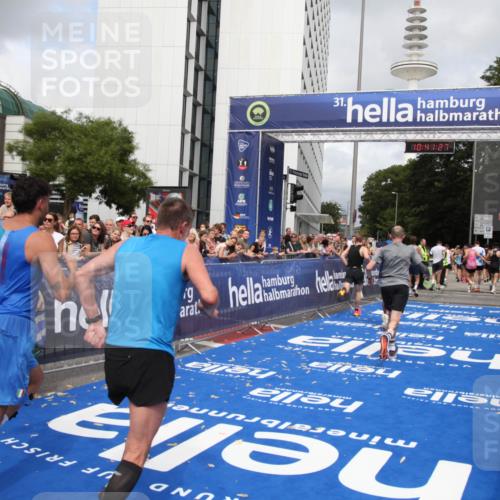 29.06.2025 - hella hamburg halbmarathon Michael Strokosch http://msf.ph/oto/8182480 29.06.2025 10:41:26 Ziel 1570, 4303, 6771, 7432, 7774, 10783, 13876, 14555, 16816, 18412, 18509, 18573, 18764 meine-sportfotos.de
