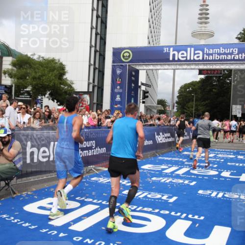 29.06.2025 - hella hamburg halbmarathon Michael Strokosch http://msf.ph/oto/8182503 29.06.2025 10:41:26 Ziel 1570, 4303, 6771, 7432, 7774, 10783, 13876, 14555, 16816, 18412, 18509, 18573, 18764 meine-sportfotos.de