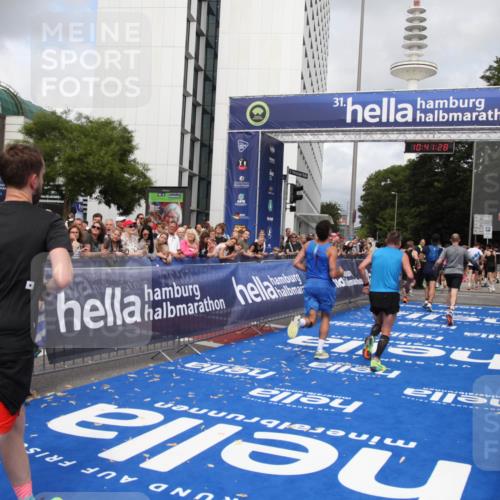 29.06.2025 - hella hamburg halbmarathon Michael Strokosch http://msf.ph/oto/8182541 29.06.2025 10:41:27 Ziel 1570, 2797, 3204, 4303, 6771, 7432, 7774, 7796, 10783, 13876, 14555, 16816, 18412, 18509, 18573, 18764 meine-sportfotos.de