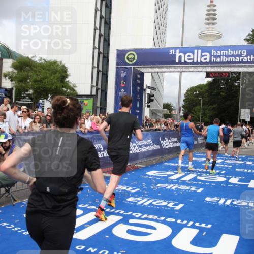 29.06.2025 - hella hamburg halbmarathon Michael Strokosch http://msf.ph/oto/8182553 29.06.2025 10:41:27 Ziel 1570, 2797, 3204, 4303, 6771, 7432, 7774, 7796, 10783, 13876, 14555, 16816, 18412, 18509, 18573, 18764 meine-sportfotos.de