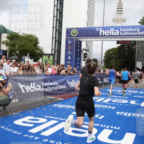 29.06.2025 - hella hamburg halbmarathon Michael Strokosch http://msf.ph/oto/8182579 29.06.2025 10:41:28 Ziel 1570, 2797, 3204, 4303, 4893, 6771, 7432, 7774, 7796, 10783, 13876, 14555, 16816, 17882, 18412, 18509, 18573, 18764 meine-sportfotos.de