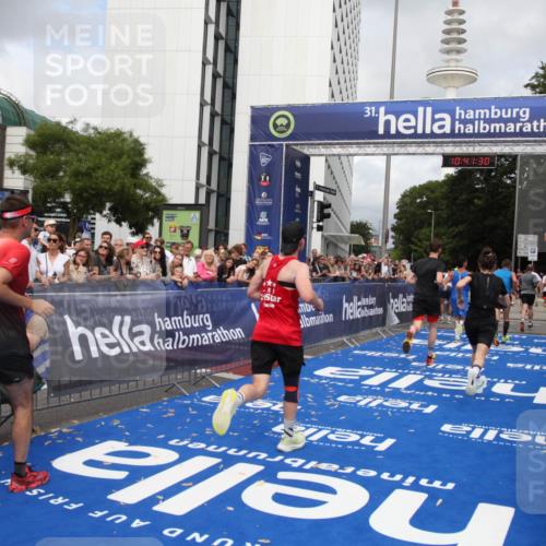 29.06.2025 - hella hamburg halbmarathon Michael Strokosch http://msf.ph/oto/8182590 29.06.2025 10:41:29 Ziel 1570, 2797, 3204, 4303, 4893, 6771, 7432, 7774, 7796, 10783, 14555, 16816, 17882, 18412, 18509, 18573 meine-sportfotos.de