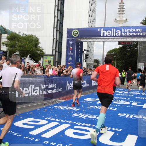 29.06.2025 - hella hamburg halbmarathon Michael Strokosch http://msf.ph/oto/8182625 29.06.2025 10:41:30 Ziel 1570, 2797, 3204, 4893, 5987, 6771, 7432, 7774, 7796, 10783, 14555, 16816, 17159, 17882, 18412, 18509, 18573 meine-sportfotos.de