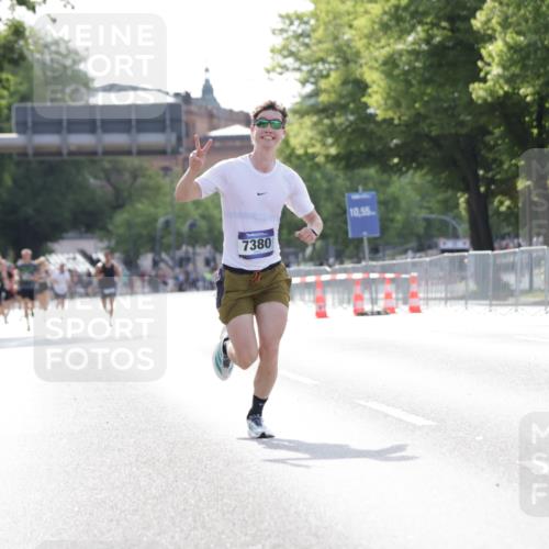 29.06.2025 - hella hamburg halbmarathon Jannik Wohlers http://msf.ph/oto/8182629 29.06.2025 09:42:57 Lombardsbrücke 1271, 5301, 6090, 7380, 9385, 9565, 9767, 10867, 13374, 14757, 15483, 15671, 18037, 18328, 18693, 18695, 18989 meine-sportfotos.de