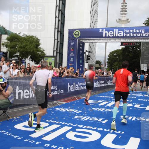 29.06.2025 - hella hamburg halbmarathon Michael Strokosch http://msf.ph/oto/8182659 29.06.2025 10:41:30 Ziel 1570, 2797, 3204, 4893, 5987, 6771, 7432, 7774, 7796, 10783, 14555, 16816, 17159, 17882, 18412, 18509, 18573 meine-sportfotos.de