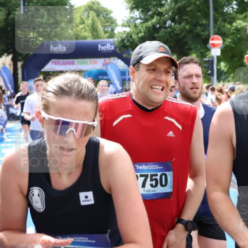 29.06.2025 - hella hamburg halbmarathon Zöllner http://msf.ph/oto/8182665 29.06.2025 10:40:55 Ziel 1631, 1677, 6429, 7109, 7378, 9547, 9979, 10369, 10934, 11959, 12088, 12385, 13029, 14661, 18173 meine-sportfotos.de