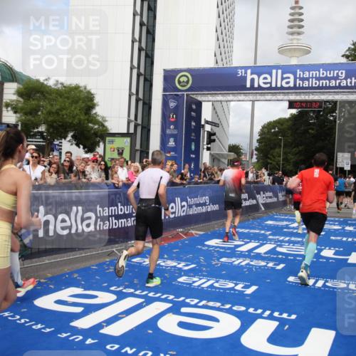 29.06.2025 - hella hamburg halbmarathon Michael Strokosch http://msf.ph/oto/8182689 29.06.2025 10:41:30 Ziel 1570, 2797, 3204, 4893, 5987, 6771, 7432, 7774, 7796, 10783, 14555, 16816, 17159, 17882, 18412, 18509, 18573 meine-sportfotos.de