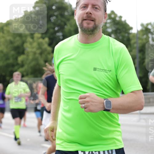 29.06.2025 - hella hamburg halbmarathon Jannik Wohlers http://msf.ph/oto/8182693 29.06.2025 10:23:05 Lombardsbrücke 1048, 1304, 1362, 4391, 4728, 5160, 5406, 6502, 7029, 7820, 10739, 11300, 11798, 11879, 12874, 14265, 14510, 14512, 14821, 15709, 16185, 16251, 17013, 17199, 17719, 18070, 18071, 18089, 18332, 18402, 18818, 18865 meine-sportfotos.de