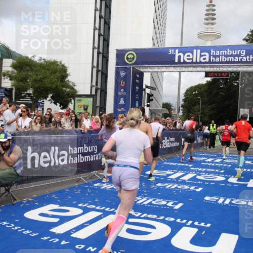 29.06.2025 - hella hamburg halbmarathon Michael Strokosch http://msf.ph/oto/8182726 29.06.2025 10:41:31 Ziel 2579, 2797, 3204, 4893, 5987, 6771, 7432, 7774, 7796, 10783, 12588, 14555, 16816, 17159, 17882, 18412, 18509, 18573 meine-sportfotos.de