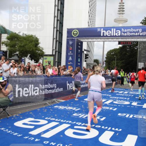29.06.2025 - hella hamburg halbmarathon Michael Strokosch http://msf.ph/oto/8182740 29.06.2025 10:41:32 Ziel 2579, 2797, 3204, 4893, 5987, 7774, 7796, 8358, 10783, 12588, 13457, 14555, 17159, 17882, 18412, 18509, 18573 meine-sportfotos.de