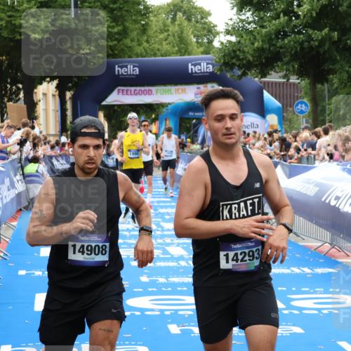 29.06.2025 - hella hamburg halbmarathon Zöllner http://msf.ph/oto/8182749 29.06.2025 10:32:44 Ziel 1990, 7965, 8062, 12987, 13961, 14293, 14908, 16619, 17117, 17151 meine-sportfotos.de
