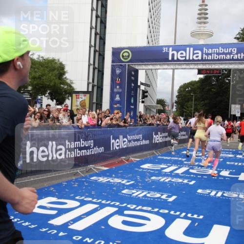 29.06.2025 - hella hamburg halbmarathon Michael Strokosch http://msf.ph/oto/8182762 29.06.2025 10:41:32 Ziel 2579, 2797, 3204, 4893, 5987, 7774, 7796, 8358, 10783, 12588, 13457, 14555, 17159, 17882, 18412, 18509, 18573 meine-sportfotos.de