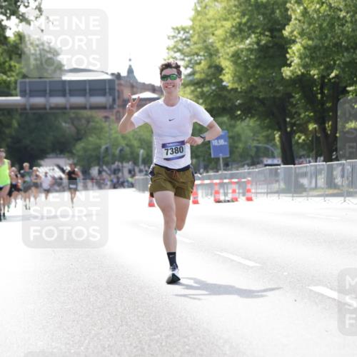 29.06.2025 - hella hamburg halbmarathon Jannik Wohlers http://msf.ph/oto/8182773 29.06.2025 09:42:57 Lombardsbrücke 1271, 5301, 6090, 7380, 9385, 9565, 9767, 10867, 13374, 14757, 15483, 15671, 18037, 18328, 18693, 18695, 18989 meine-sportfotos.de