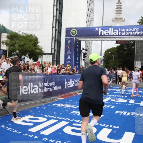 29.06.2025 - hella hamburg halbmarathon Michael Strokosch http://msf.ph/oto/8182795 29.06.2025 10:41:33 Ziel 2579, 2797, 3204, 4893, 5987, 7774, 7796, 8358, 10894, 12588, 13457, 14275, 14555, 17159, 17882, 18412, 18442, 18509, 18573 meine-sportfotos.de