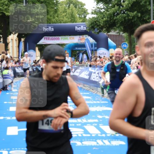 29.06.2025 - hella hamburg halbmarathon Zöllner http://msf.ph/oto/8182814 29.06.2025 10:32:44 Ziel 1990, 7965, 8062, 12987, 13961, 14293, 14908, 16619, 17117, 17151 meine-sportfotos.de