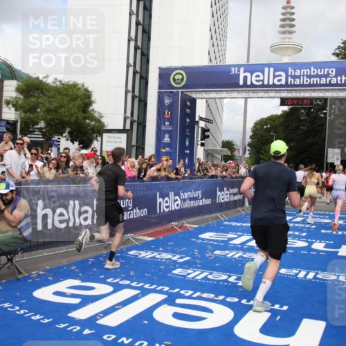 29.06.2025 - hella hamburg halbmarathon Michael Strokosch http://msf.ph/oto/8182821 29.06.2025 10:41:33 Ziel 2579, 2797, 3204, 4893, 5987, 7774, 7796, 8358, 10894, 12588, 13457, 14275, 14555, 17159, 17882, 18412, 18442, 18509, 18573 meine-sportfotos.de