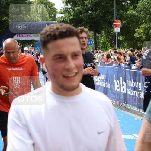 29.06.2025 - hella hamburg halbmarathon Zöllner http://msf.ph/oto/8182833 29.06.2025 10:40:59 Ziel 1677, 7378, 9547, 10369, 10934, 11922, 12088, 12385, 13029, 13158, 14661, 15689, 16347, 17032, 17720, 18173 meine-sportfotos.de