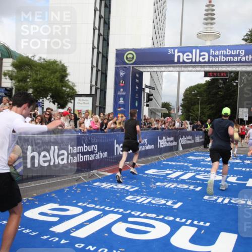 29.06.2025 - hella hamburg halbmarathon Michael Strokosch http://msf.ph/oto/8182841 29.06.2025 10:41:34 Ziel 2579, 2797, 3204, 4893, 5987, 7774, 7796, 8358, 10894, 12588, 13457, 14275, 14555, 17159, 17882, 18412, 18442, 18491, 18573 meine-sportfotos.de