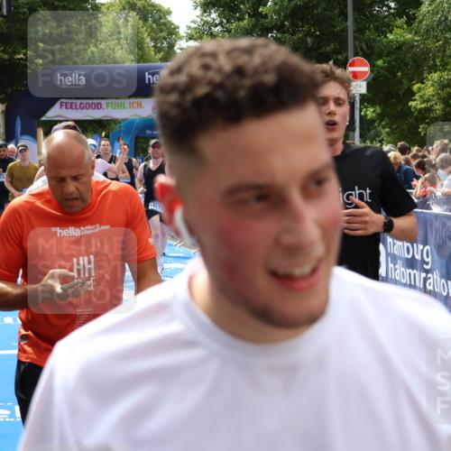 29.06.2025 - hella hamburg halbmarathon Zöllner http://msf.ph/oto/8182850 29.06.2025 10:40:59 Ziel 1677, 7378, 9547, 10369, 10934, 11922, 12088, 12385, 13029, 13158, 14661, 15689, 16347, 17032, 17720, 18173 meine-sportfotos.de