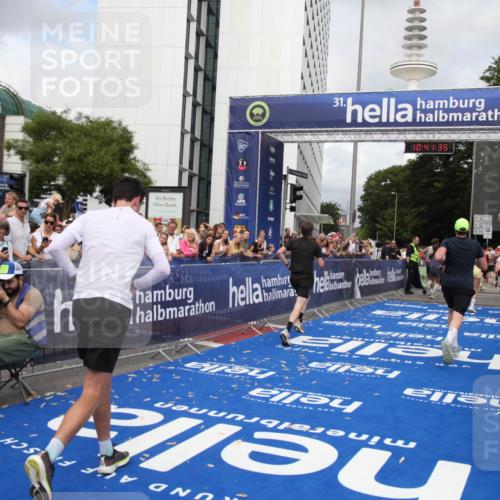 29.06.2025 - hella hamburg halbmarathon Michael Strokosch http://msf.ph/oto/8182866 29.06.2025 10:41:34 Ziel 2579, 2797, 3204, 4893, 5987, 7774, 7796, 8358, 10894, 12588, 13457, 14275, 14555, 17159, 17882, 18412, 18442, 18491, 18573 meine-sportfotos.de