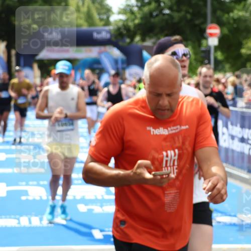 29.06.2025 - hella hamburg halbmarathon Zöllner http://msf.ph/oto/8182889 29.06.2025 10:41:00 Ziel 1677, 6550, 9547, 9755, 10934, 11062, 11922, 12088, 12385, 13029, 13158, 14661, 15689, 16347, 17032, 17720, 18173 meine-sportfotos.de