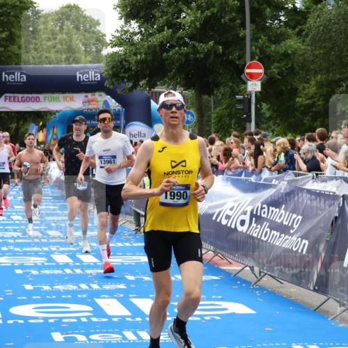 29.06.2025 - hella hamburg halbmarathon Zöllner http://msf.ph/oto/8182895 29.06.2025 10:32:47 Ziel 1990, 7965, 8062, 12987, 13961, 14028, 15054, 17117, 17151 meine-sportfotos.de