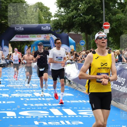 29.06.2025 - hella hamburg halbmarathon Zöllner http://msf.ph/oto/8182909 29.06.2025 10:32:47 Ziel 1990, 7965, 8062, 12987, 13961, 14028, 15054, 17117, 17151 meine-sportfotos.de