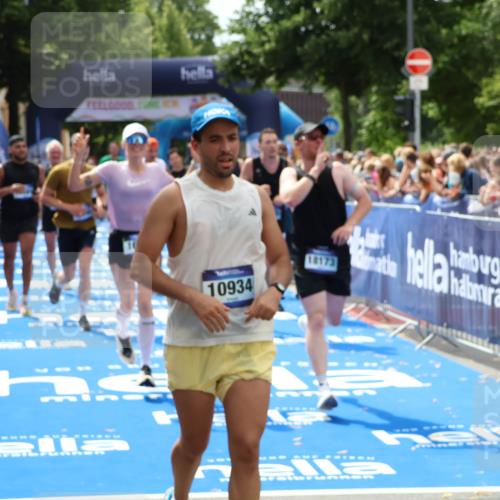 29.06.2025 - hella hamburg halbmarathon Zöllner http://msf.ph/oto/8182912 29.06.2025 10:41:01 Ziel 1677, 2949, 6550, 9547, 9755, 10934, 11062, 11922, 12088, 12385, 13029, 13158, 15689, 16347, 17032, 17720, 18173 meine-sportfotos.de