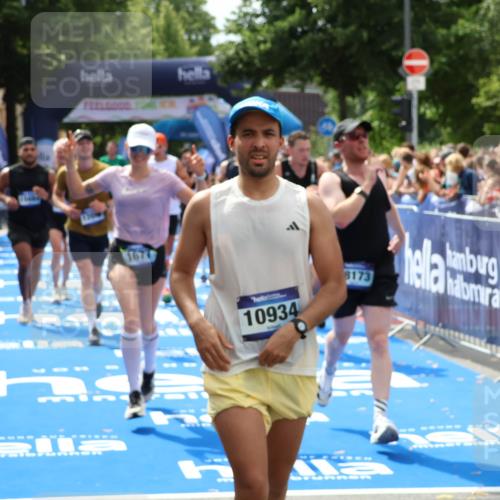 29.06.2025 - hella hamburg halbmarathon Zöllner http://msf.ph/oto/8182928 29.06.2025 10:41:01 Ziel 1677, 2949, 6550, 9547, 9755, 10934, 11062, 11922, 12088, 12385, 13029, 13158, 15689, 16347, 17032, 17720, 18173 meine-sportfotos.de