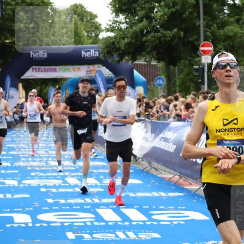 29.06.2025 - hella hamburg halbmarathon Zöllner http://msf.ph/oto/8182929 29.06.2025 10:32:47 Ziel 1990, 7965, 8062, 12987, 13961, 14028, 15054, 17117, 17151 meine-sportfotos.de