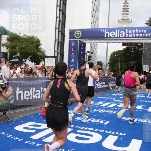 29.06.2025 - hella hamburg halbmarathon Michael Strokosch http://msf.ph/oto/8182930 29.06.2025 10:41:35 Ziel 2579, 2797, 3204, 4893, 5987, 7774, 7796, 8358, 9885, 10894, 12588, 13457, 14275, 14555, 16084, 17159, 17882, 18412, 18442, 18491 meine-sportfotos.de