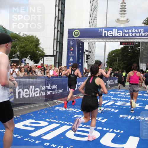 29.06.2025 - hella hamburg halbmarathon Michael Strokosch http://msf.ph/oto/8182955 29.06.2025 10:41:36 Ziel 2579, 2797, 3204, 4893, 5987, 7796, 8358, 9885, 10894, 12588, 13457, 14275, 16084, 17159, 17882, 18442, 18491 meine-sportfotos.de