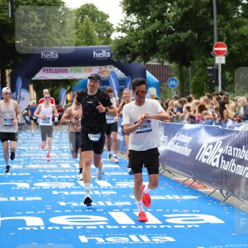 29.06.2025 - hella hamburg halbmarathon Zöllner http://msf.ph/oto/8182957 29.06.2025 10:32:48 Ziel 7965, 8062, 12987, 13686, 13961, 14028, 15054, 17117, 17151 meine-sportfotos.de