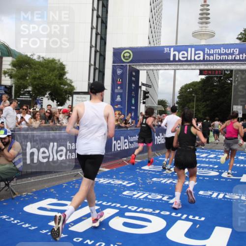 29.06.2025 - hella hamburg halbmarathon Michael Strokosch http://msf.ph/oto/8182971 29.06.2025 10:41:36 Ziel 2579, 2797, 3204, 4893, 5987, 7796, 8358, 9885, 10894, 12588, 13457, 14275, 16084, 17159, 17882, 18442, 18491 meine-sportfotos.de