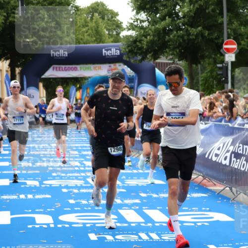 29.06.2025 - hella hamburg halbmarathon Zöllner http://msf.ph/oto/8182983 29.06.2025 10:32:48 Ziel 7965, 8062, 12987, 13686, 13961, 14028, 15054, 17117, 17151 meine-sportfotos.de