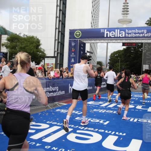 29.06.2025 - hella hamburg halbmarathon Michael Strokosch http://msf.ph/oto/8182984 29.06.2025 10:41:37 Ziel 2579, 4893, 5987, 8358, 9885, 10894, 12588, 13457, 13714, 14275, 16084, 17159, 17882, 18442, 18491 meine-sportfotos.de
