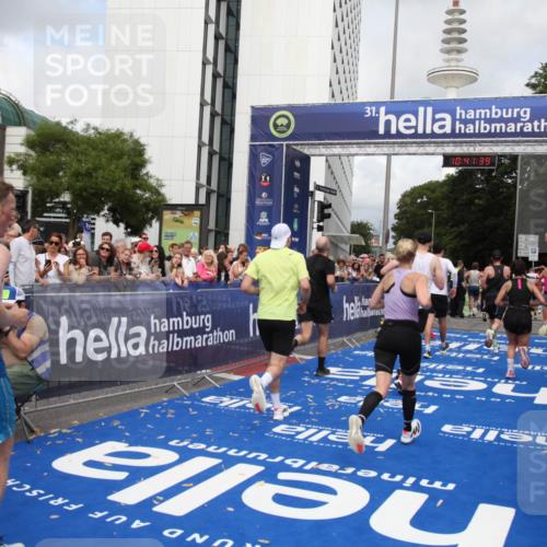 29.06.2025 - hella hamburg halbmarathon Michael Strokosch http://msf.ph/oto/8183001 29.06.2025 10:41:38 Ziel 2579, 5987, 8358, 9885, 10894, 12588, 13457, 13714, 14275, 16084, 17159, 18442, 18491 meine-sportfotos.de