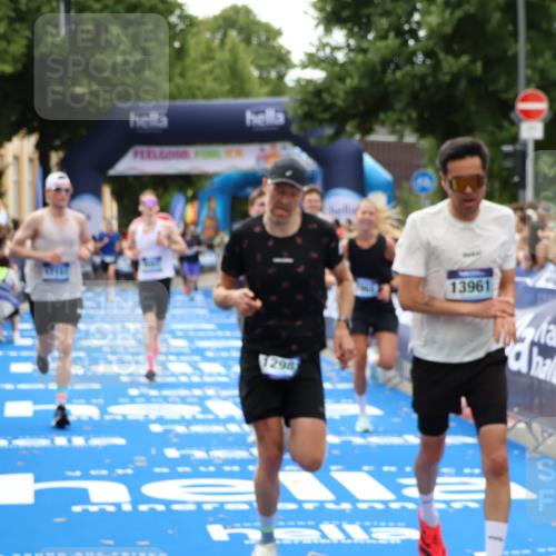 29.06.2025 - hella hamburg halbmarathon Zöllner http://msf.ph/oto/8183008 29.06.2025 10:32:49 Ziel 7965, 8062, 12987, 13686, 13961, 14028, 15054, 16425, 17117, 17151 meine-sportfotos.de