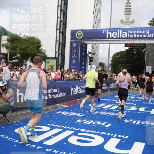 29.06.2025 - hella hamburg halbmarathon Michael Strokosch http://msf.ph/oto/8183031 29.06.2025 10:41:38 Ziel 2579, 5987, 8358, 9885, 10894, 12588, 13457, 13714, 14275, 16084, 17159, 18442, 18491 meine-sportfotos.de