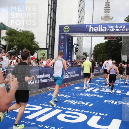 29.06.2025 - hella hamburg halbmarathon Michael Strokosch http://msf.ph/oto/8183057 29.06.2025 10:41:38 Ziel 2579, 5987, 8358, 9885, 10894, 12588, 13457, 13714, 14275, 16084, 17159, 18442, 18491 meine-sportfotos.de