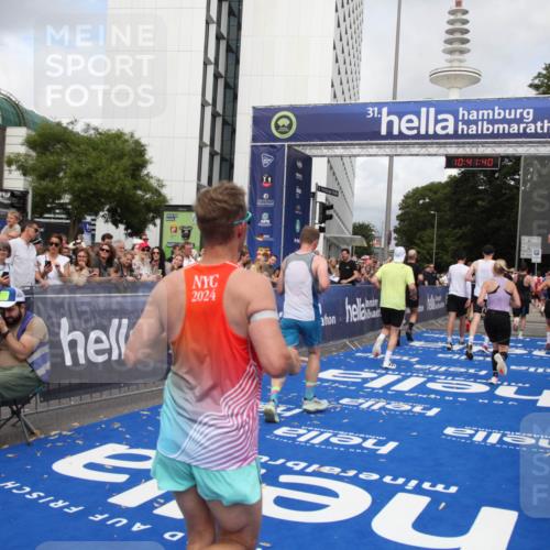 29.06.2025 - hella hamburg halbmarathon Michael Strokosch http://msf.ph/oto/8183078 29.06.2025 10:41:39 Ziel 2579, 5987, 8358, 9885, 10894, 12588, 13457, 13714, 14275, 16084, 17159, 18442, 18491 meine-sportfotos.de
