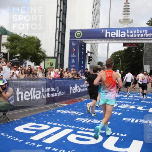 29.06.2025 - hella hamburg halbmarathon Michael Strokosch http://msf.ph/oto/8183095 29.06.2025 10:41:39 Ziel 2579, 5987, 8358, 9885, 10894, 12588, 13457, 13714, 14275, 16084, 17159, 18442, 18491 meine-sportfotos.de