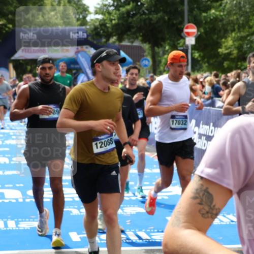 29.06.2025 - hella hamburg halbmarathon Zöllner http://msf.ph/oto/8183113 29.06.2025 10:41:04 Ziel 2949, 4871, 6550, 6683, 9358, 9755, 11062, 11922, 12088, 12385, 13029, 13158, 15689, 16347, 17032, 17100, 17620, 17720, 17971, 18045, 18049 meine-sportfotos.de