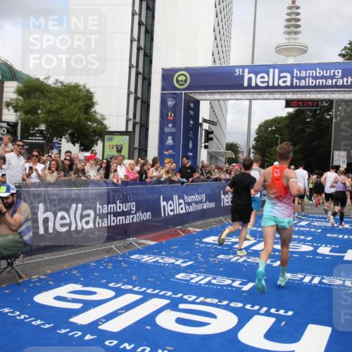 29.06.2025 - hella hamburg halbmarathon Michael Strokosch http://msf.ph/oto/8183123 29.06.2025 10:41:40 Ziel 2579, 8358, 9640, 9885, 10894, 12588, 13457, 13714, 14275, 16084, 18442, 18491 meine-sportfotos.de