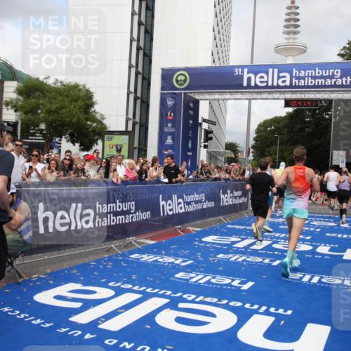 29.06.2025 - hella hamburg halbmarathon Michael Strokosch http://msf.ph/oto/8183144 29.06.2025 10:41:40 Ziel 2579, 8358, 9640, 9885, 10894, 12588, 13457, 13714, 14275, 16084, 18442, 18491 meine-sportfotos.de