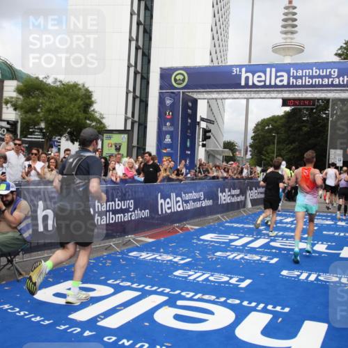 29.06.2025 - hella hamburg halbmarathon Michael Strokosch http://msf.ph/oto/8183161 29.06.2025 10:41:40 Ziel 2579, 8358, 9640, 9885, 10894, 12588, 13457, 13714, 14275, 16084, 18442, 18491 meine-sportfotos.de